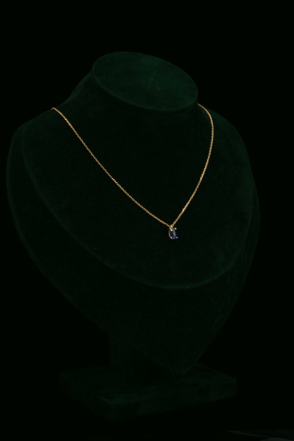 Ogrlica s laboratorijskim safirom od 0.70 ct