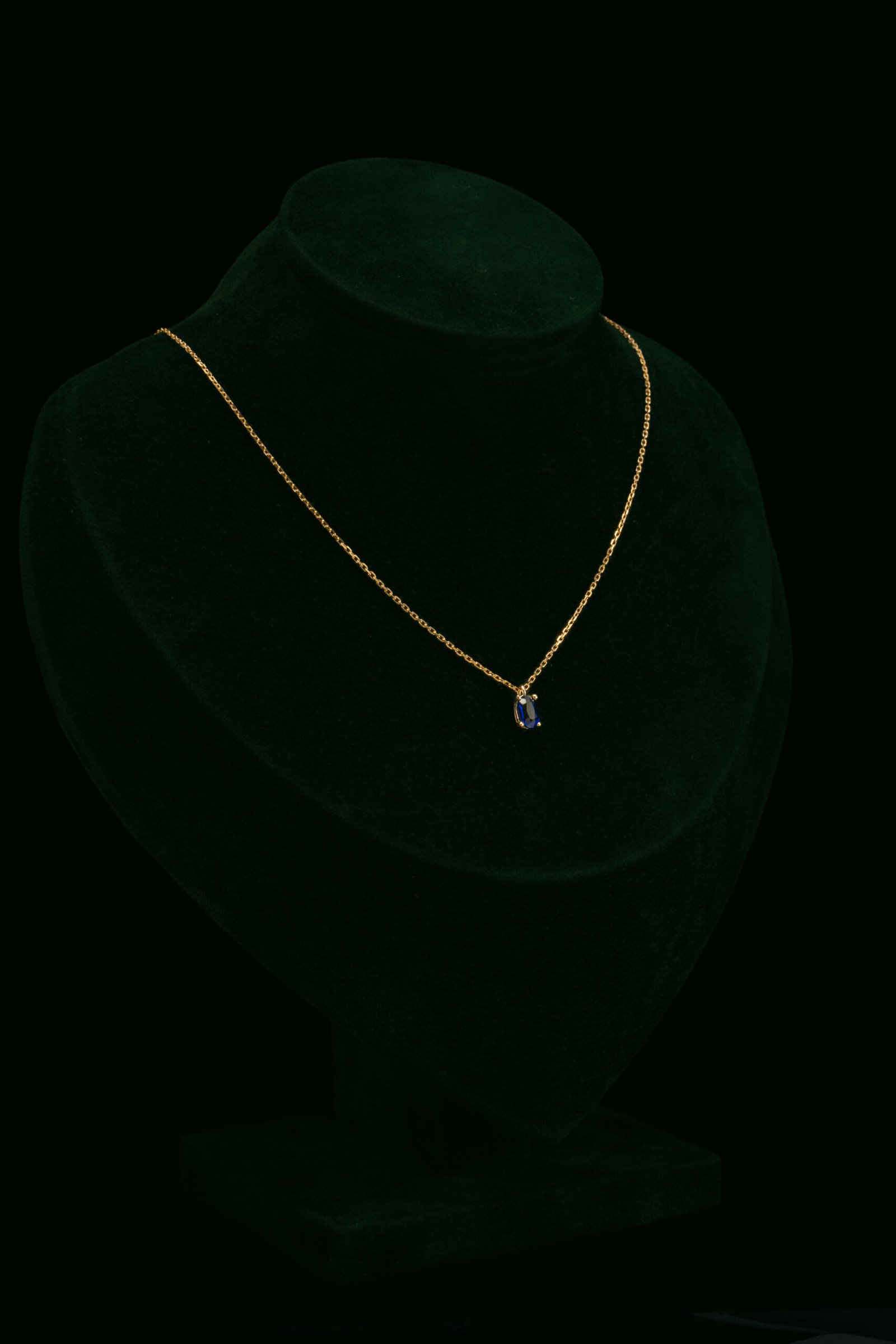 Ogrlica s laboratorijskim safirom od 0.70 ct