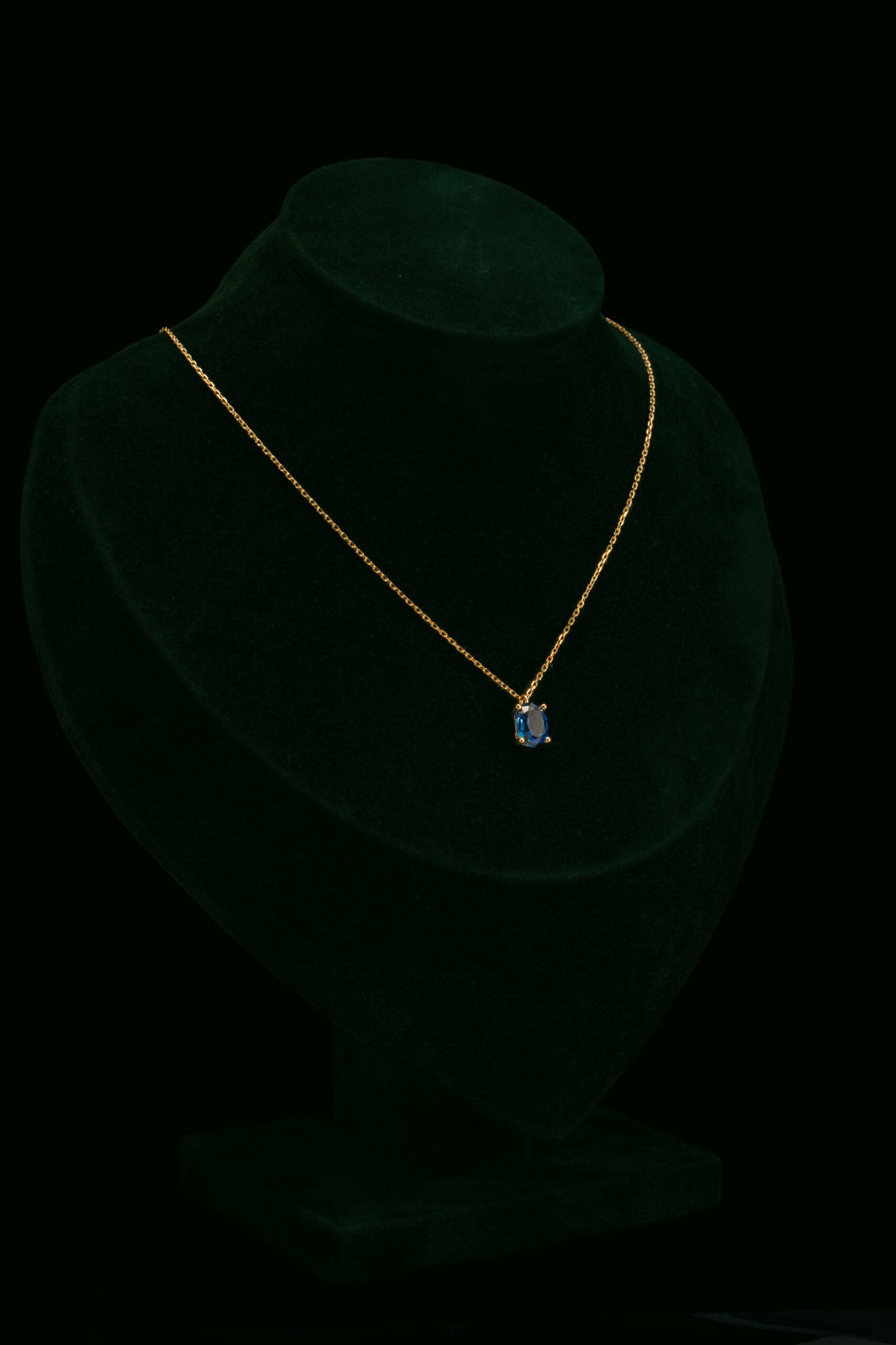 Ogrlica s laboratorijskim safirom od 1.95 ct