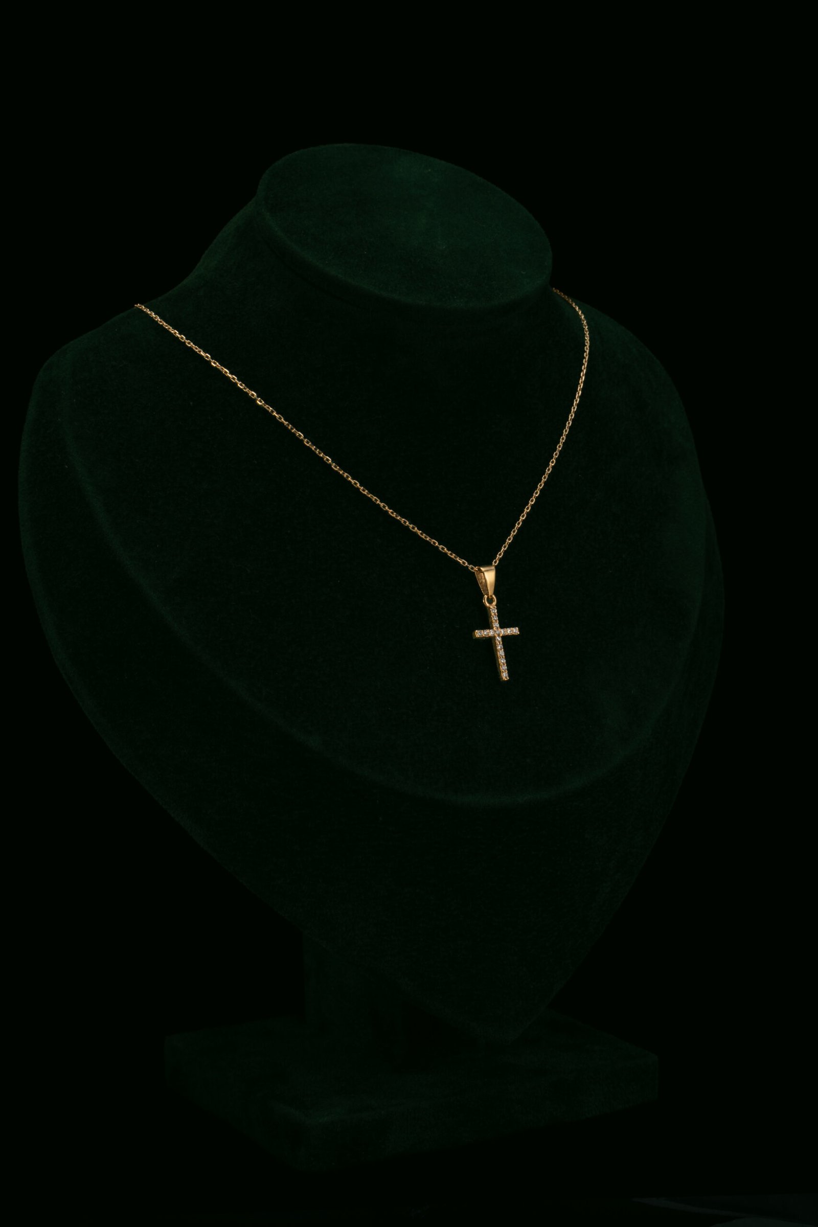 Ogrlica s dijamantnim križem - 16 x 0.01 ct