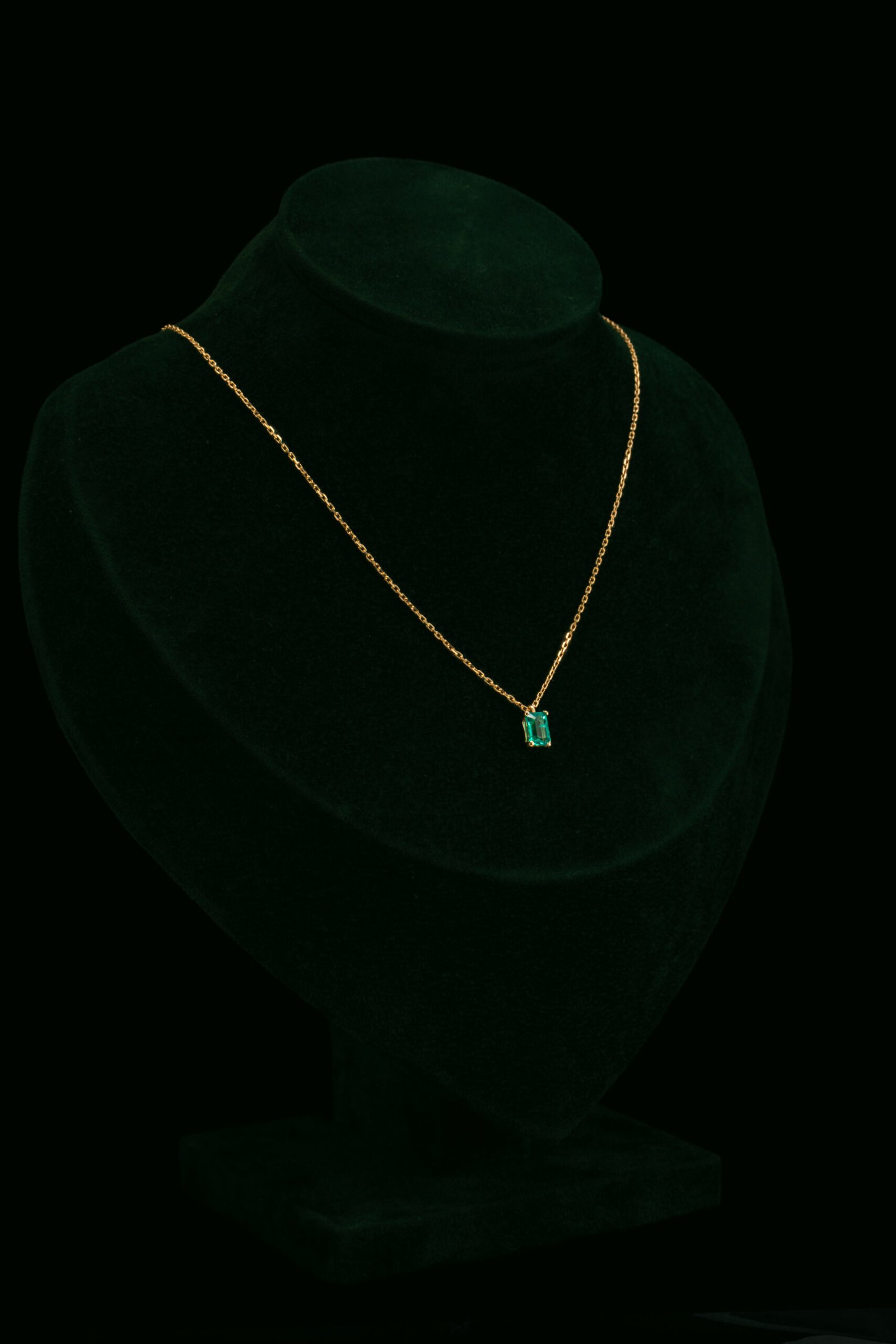 Ogrlica s laboratorijskim smaragdom od 0.55 ct