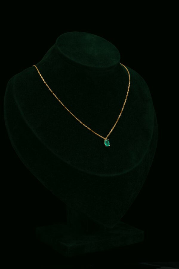 Ogrlica s laboratorijskim smaragdom od 0.41 ct