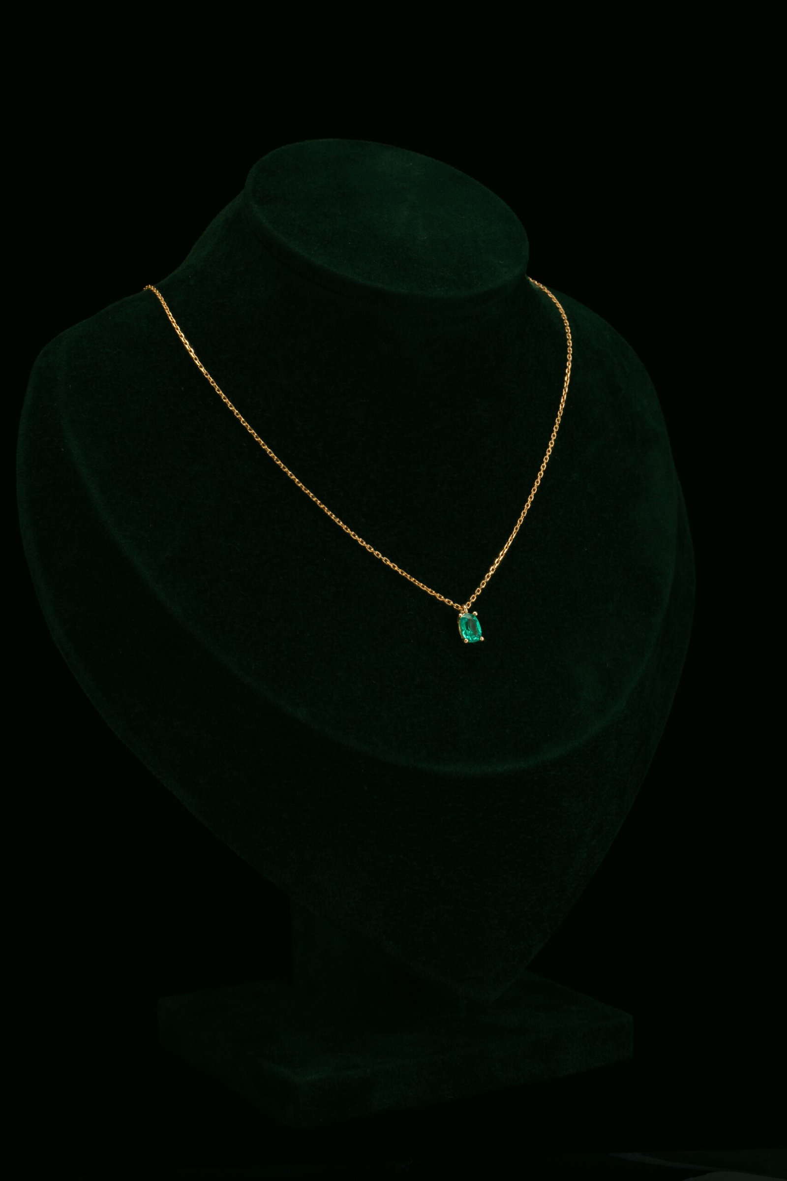 Ogrlica s laboratorijskim smaragdom od 0.41 ct
