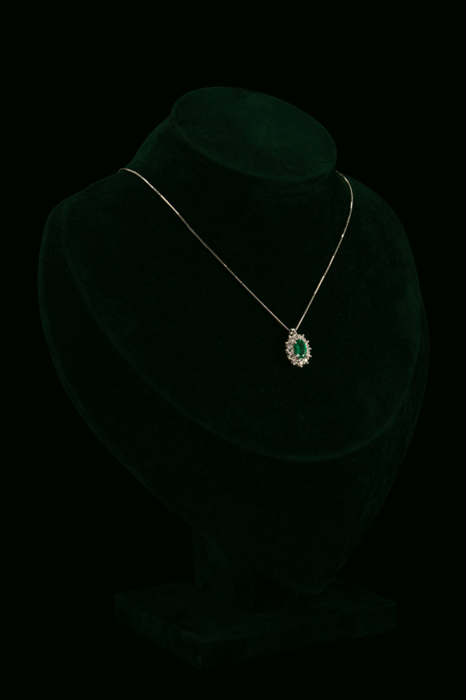 Ogrlica s prirodnim dijamantima i smaragdom od 0.75 ct