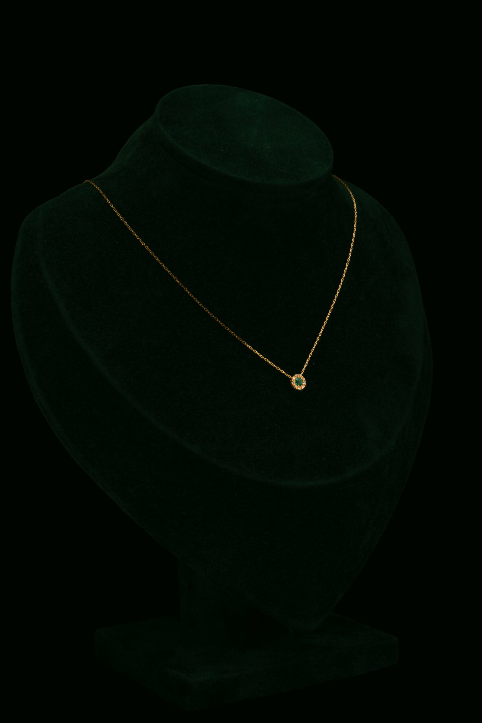 Ogrlica s prirodnim dijamantima i smaragdom od 0.12 ct