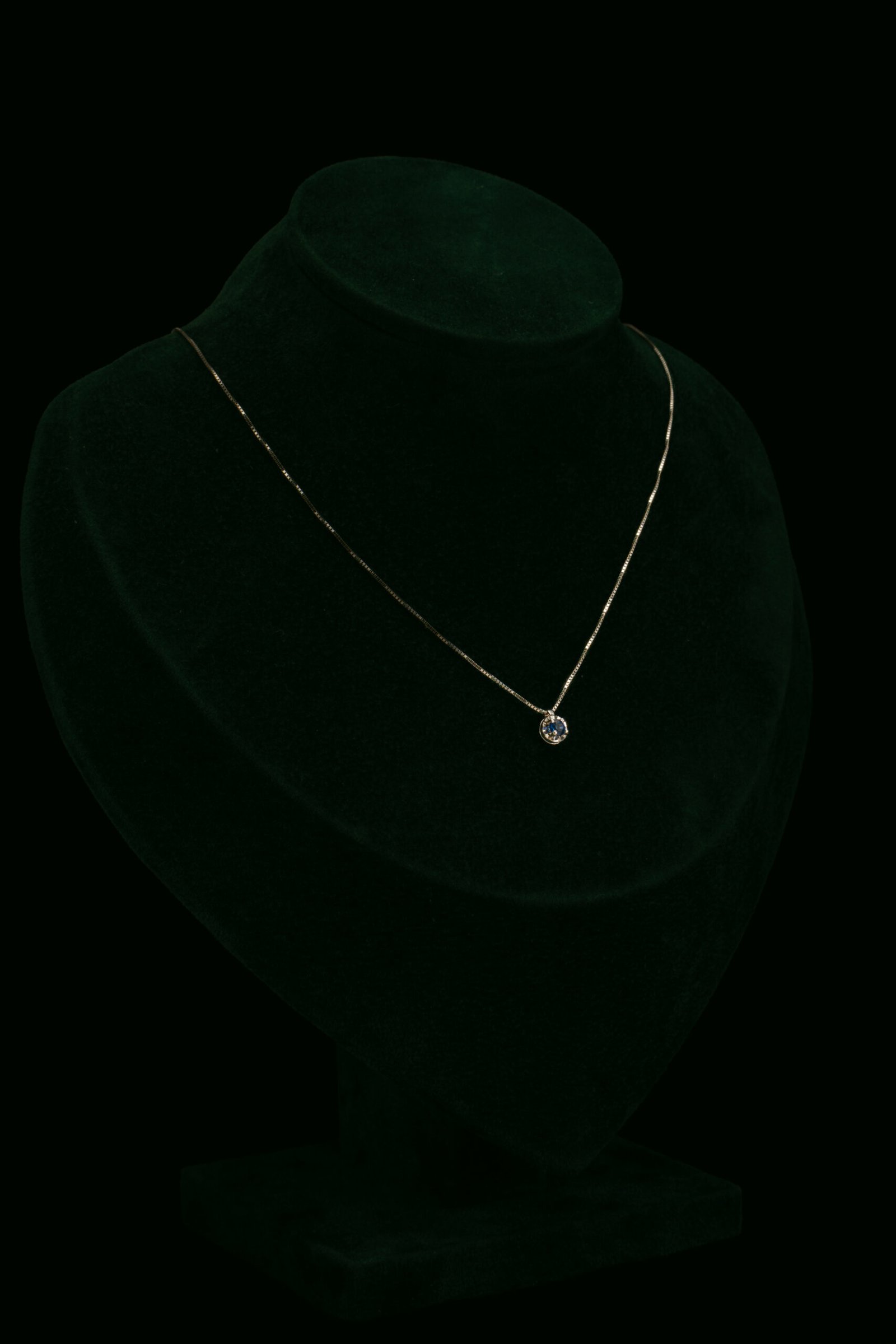 Ogrlica sa safirom od 0.20 ct