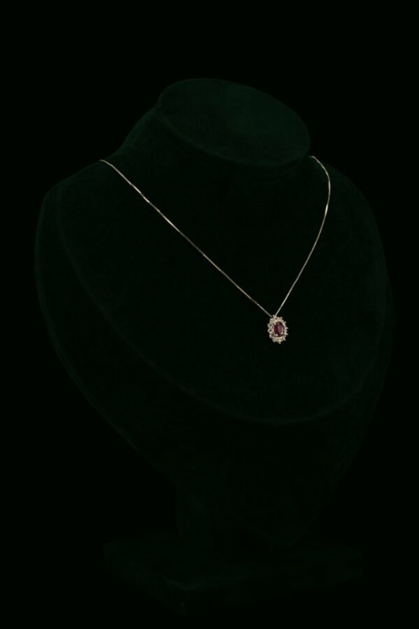 Ogrlica s prirodnim dijamantima i rubinom od 0.48 ct