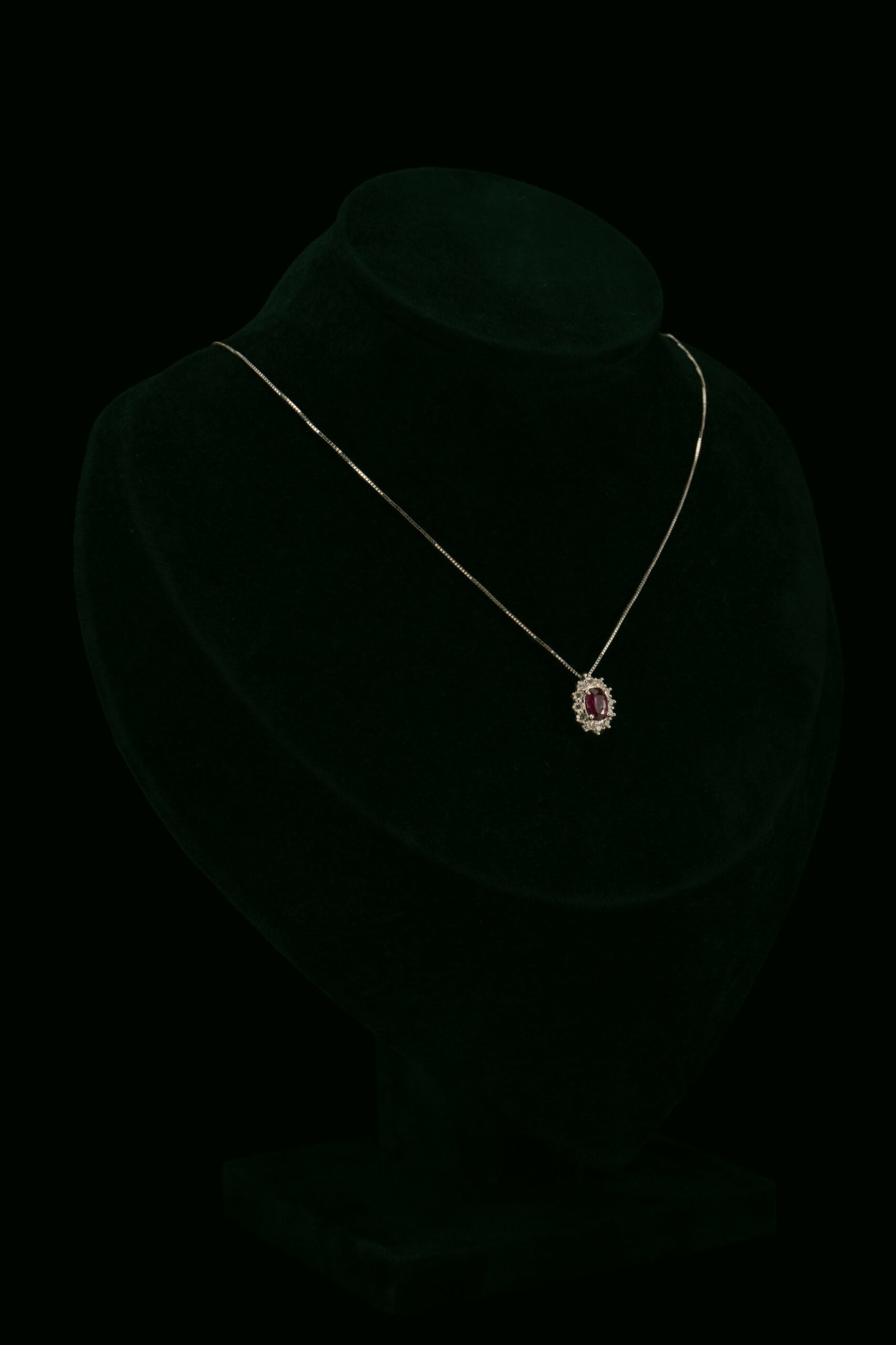 Ogrlica s prirodnim dijamantima i rubinom od 0.48 ct