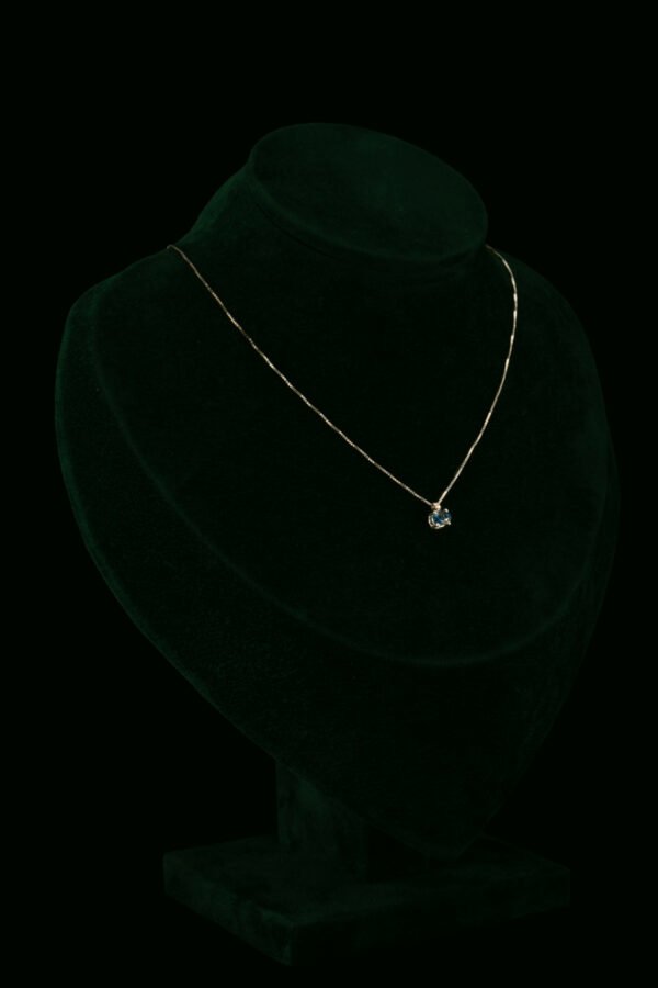 Ogrlica sa safirom od 0.20 ct