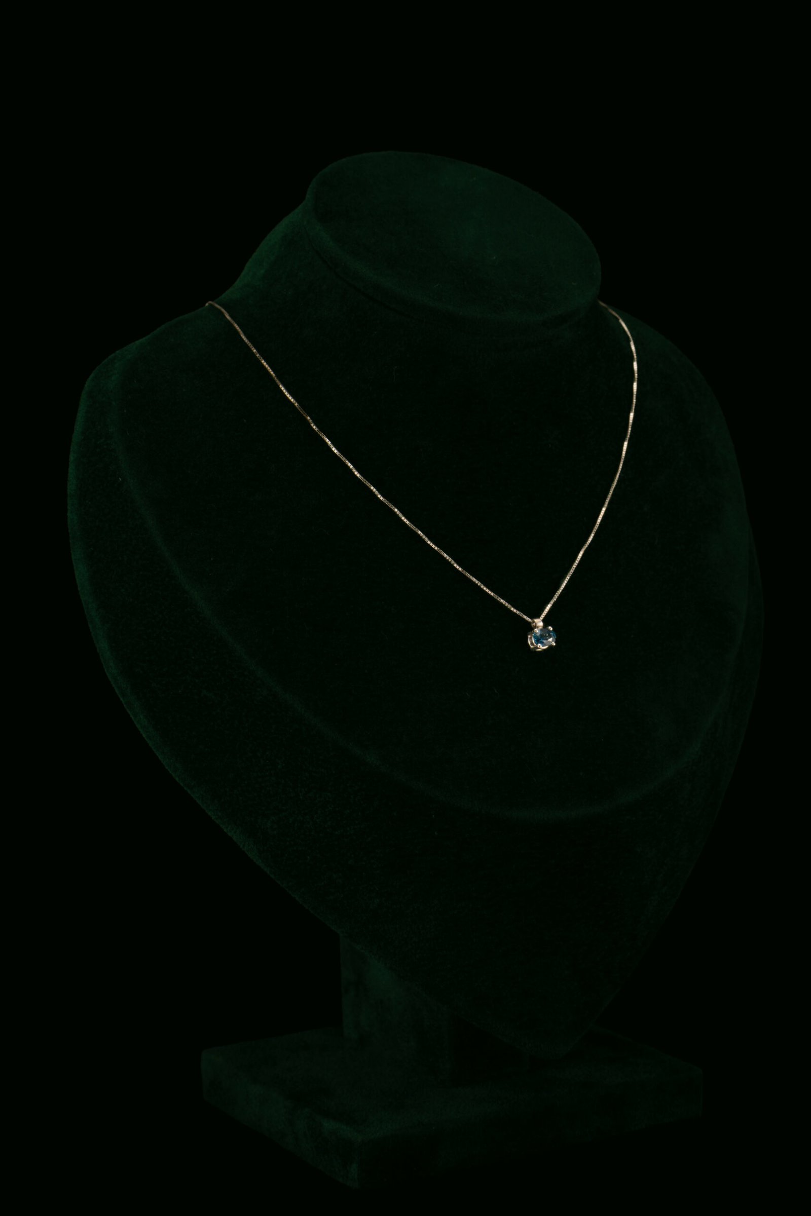Ogrlica sa safirom od 0.20 ct