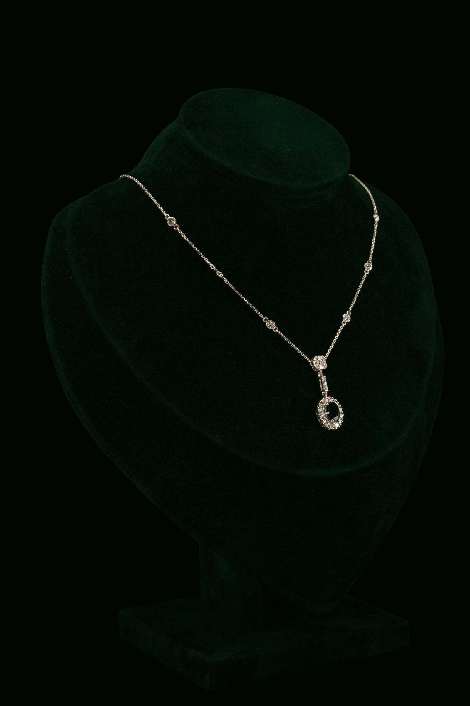 Ogrlica s prirodnim dijamantima i safirom od 1.30 ct