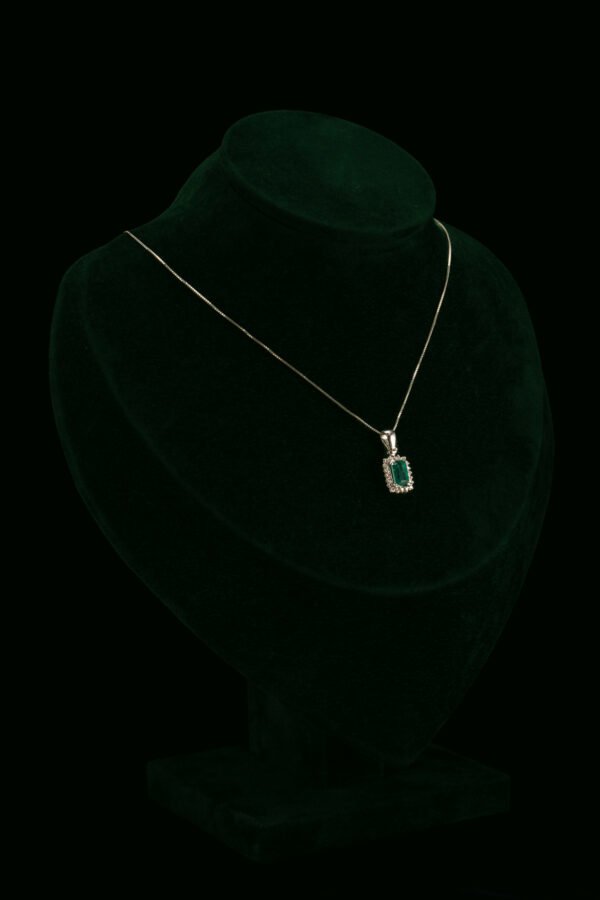 Ogrlica s prirodnim dijamantima i smaragdom od 1.00 ct