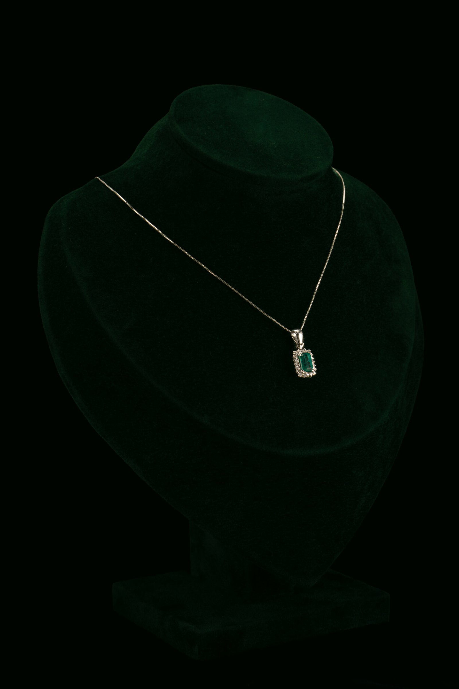 Ogrlica s prirodnim dijamantima i smaragdom od 1.00 ct