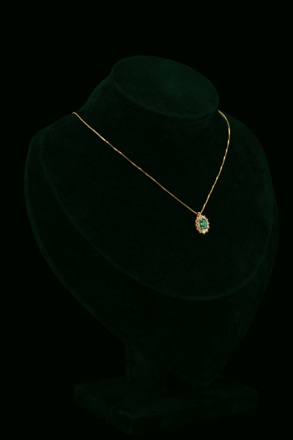 Ogrlica s prirodnim dijamantima i smaragdom od 0.41 ct