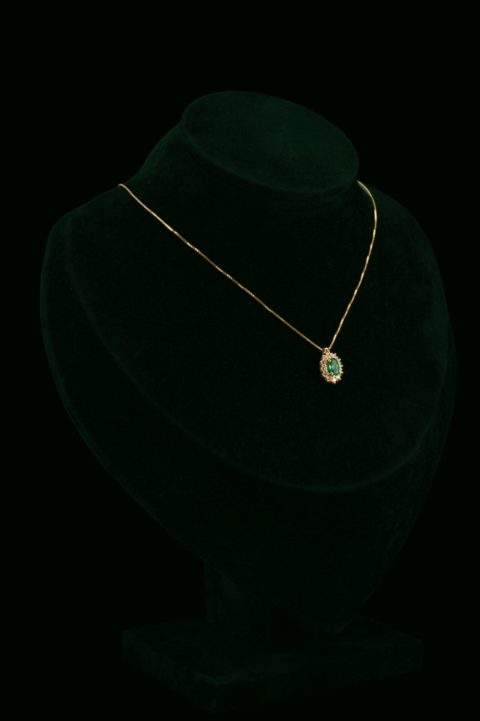 Ogrlica s prirodnim dijamantima i smaragdom od 0.41 ct