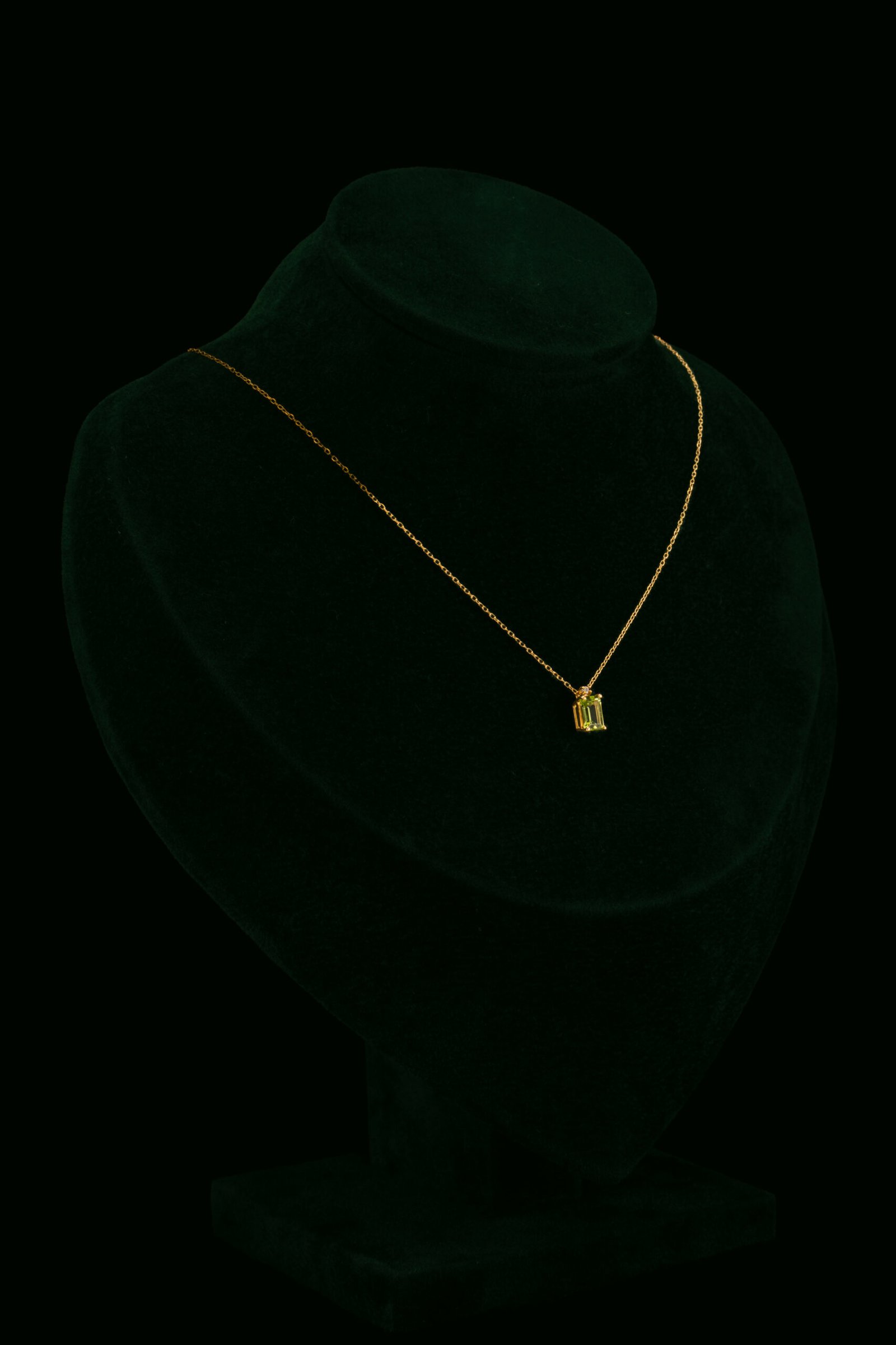 Ogrlica s prirodnim dijamantom i peridotom od 0.62 ct