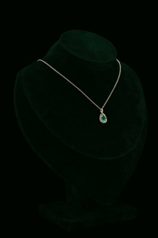 Ogrlica s prirodnim dijamantima i smaragdom od 0.70 ct