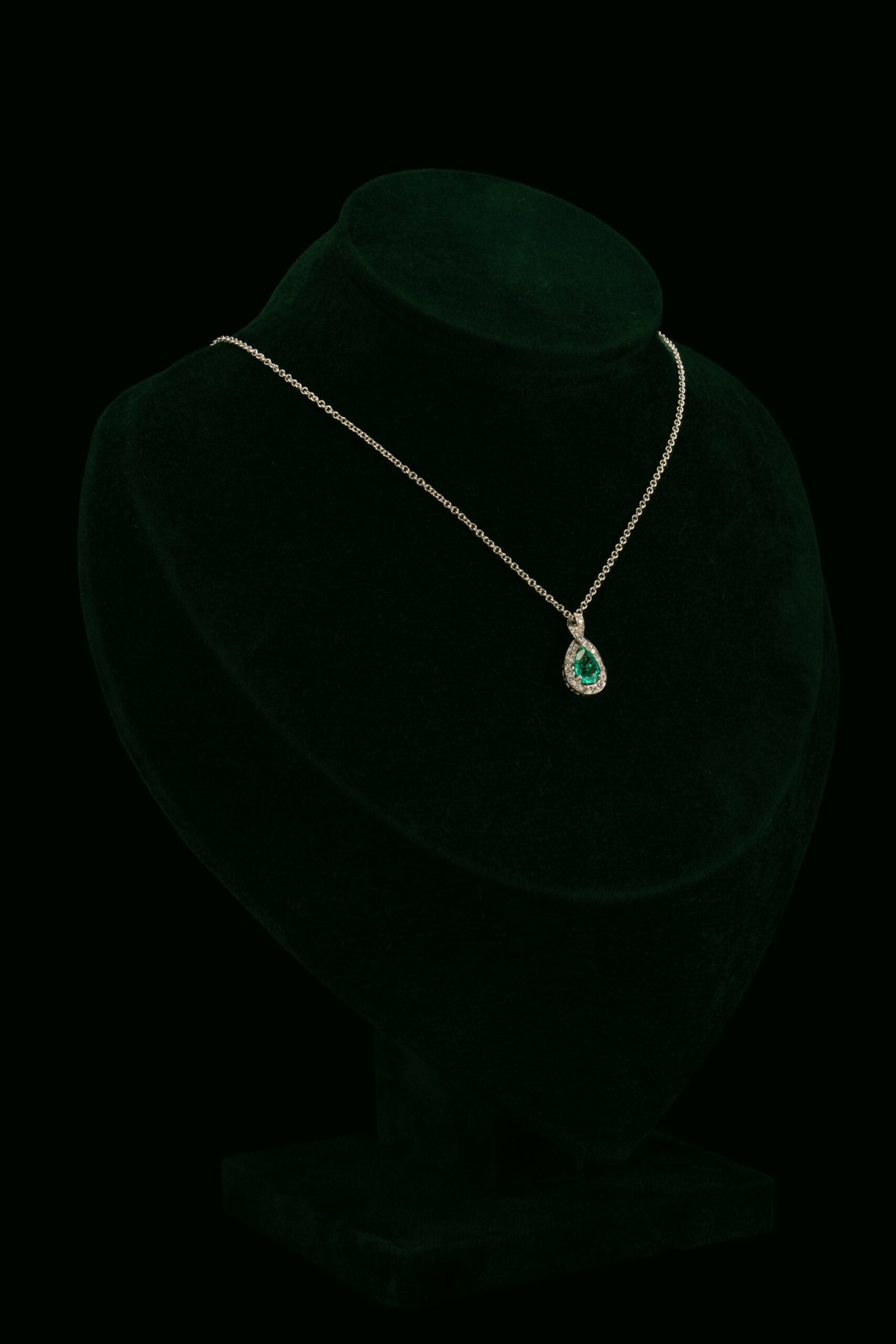 Ogrlica s prirodnim dijamantima i smaragdom od 0.70 ct