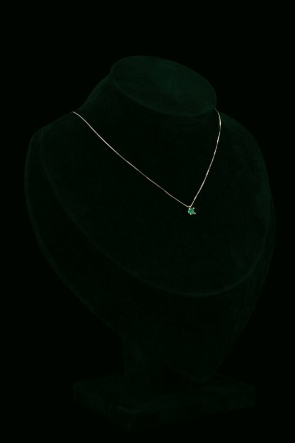 Ogrlica sa smaragdom od 0.10 ct