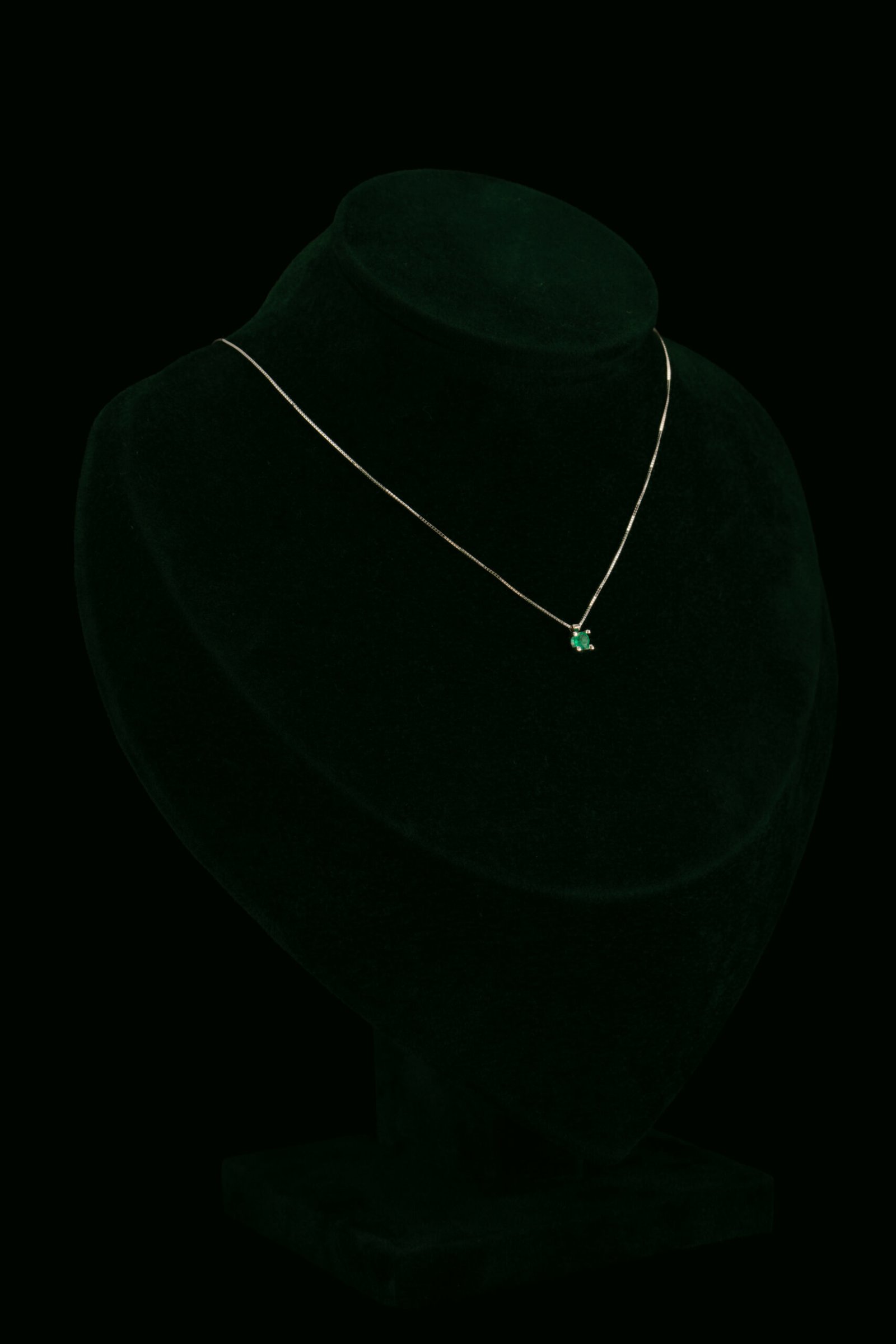 Ogrlica sa smaragdom od 0.10 ct