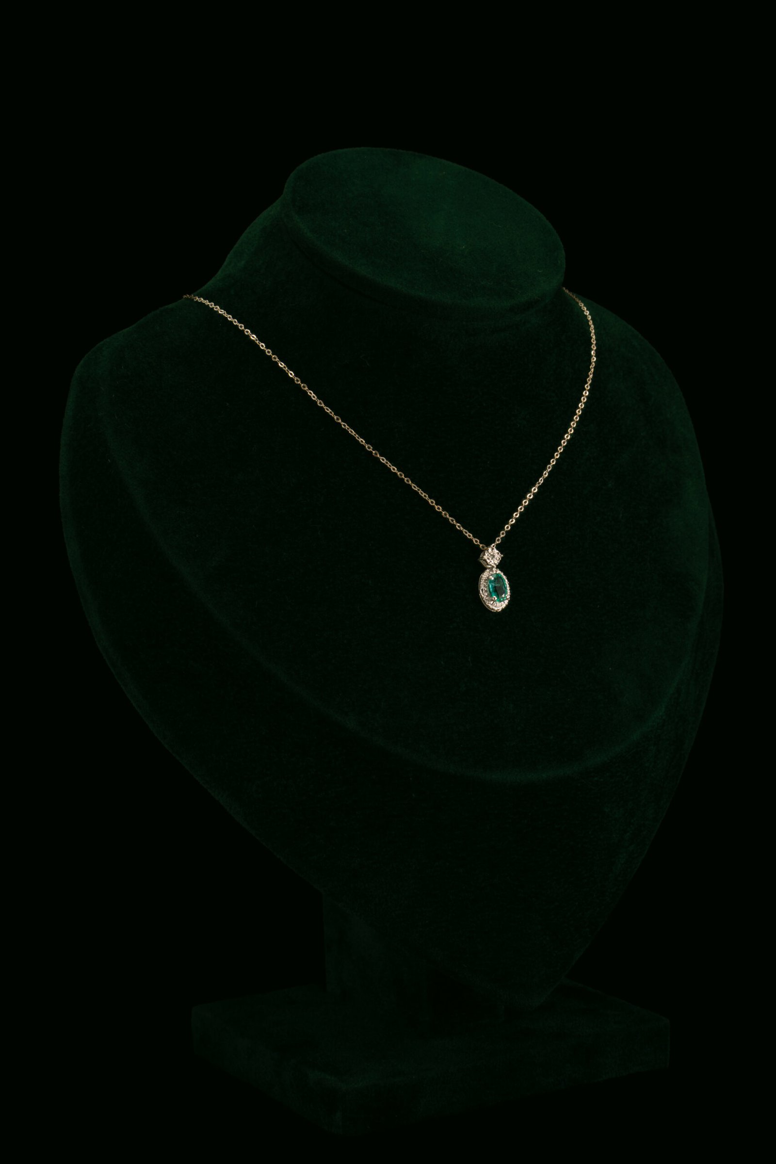 Ogrlica s prirodnim dijamantom i smaragdom od 0.40 ct