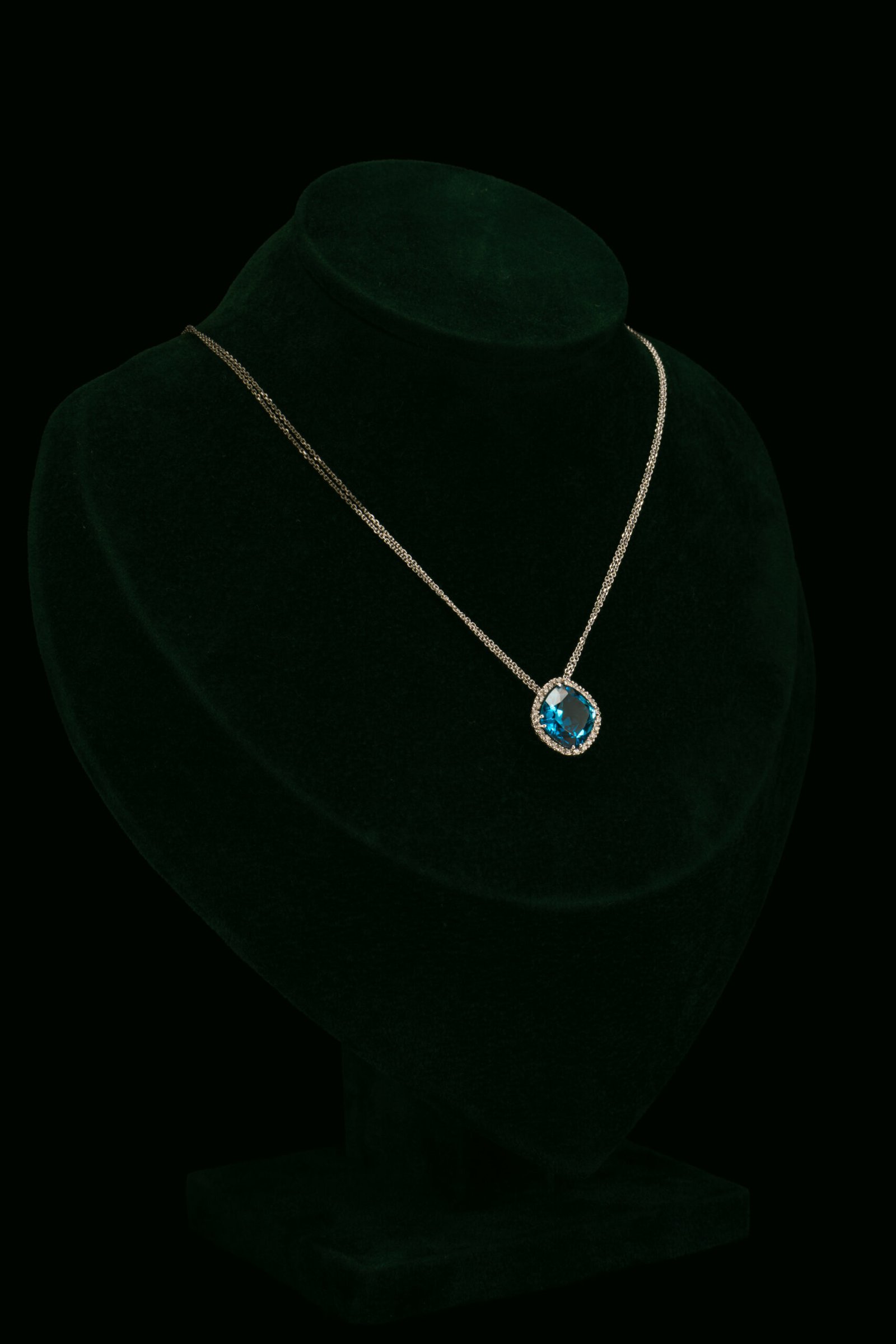Ogrlica s prirodnim dijamantima i topazom od 4.20 ct