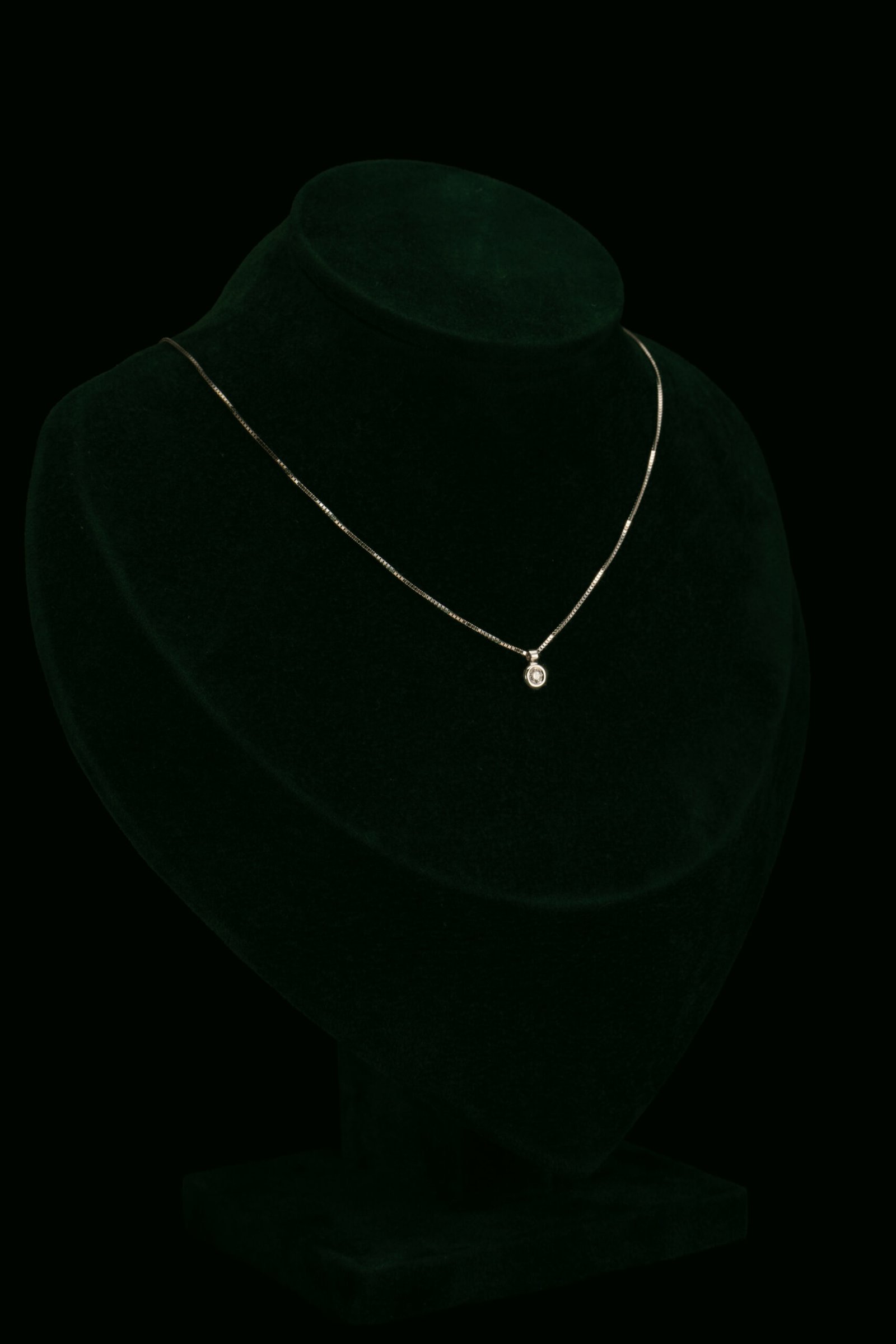 Ogrlica s prirodnim dijamantom od 0.05 ct