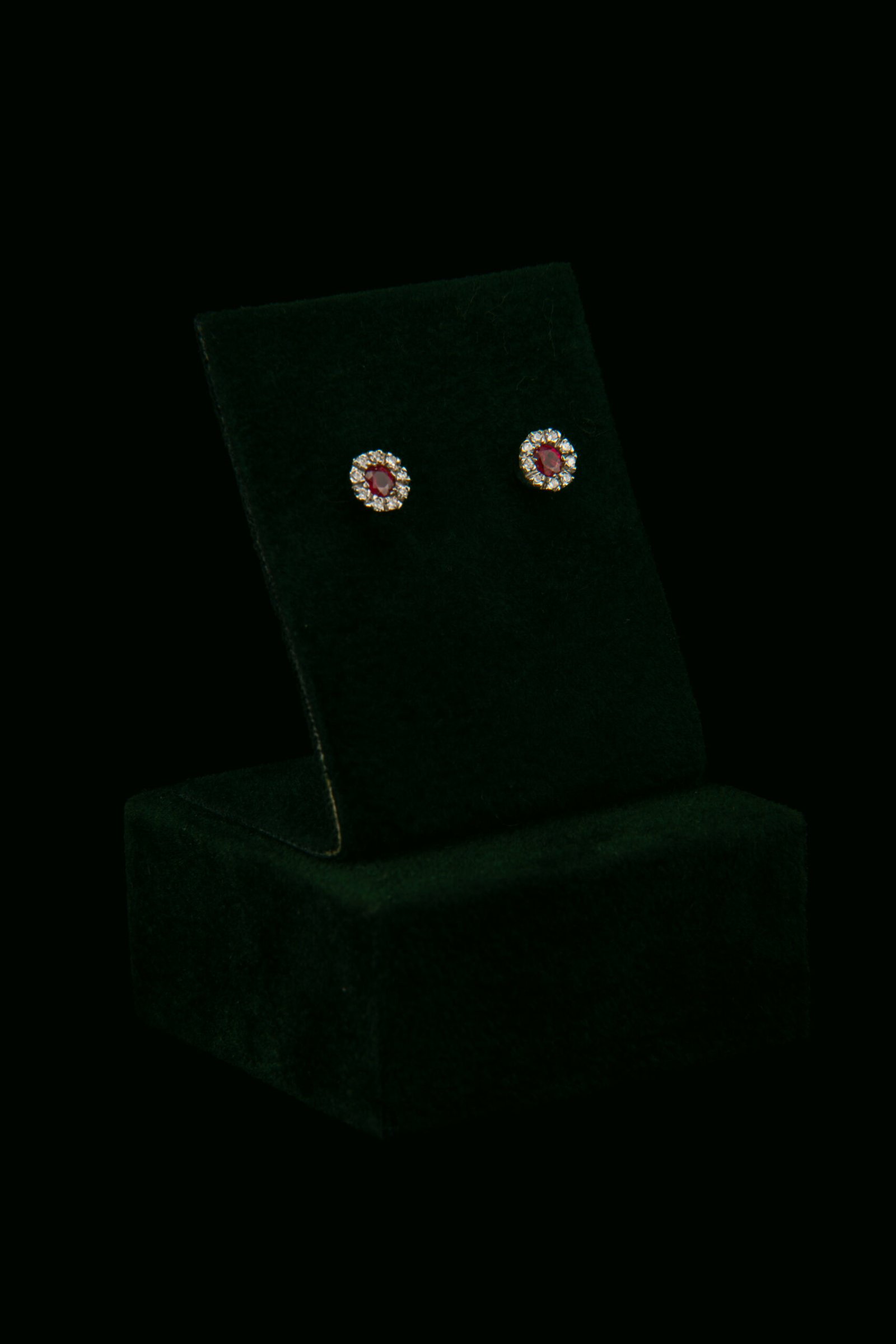 Naušnice s prirodnim dijamantima i rubinima od 0.10 ct