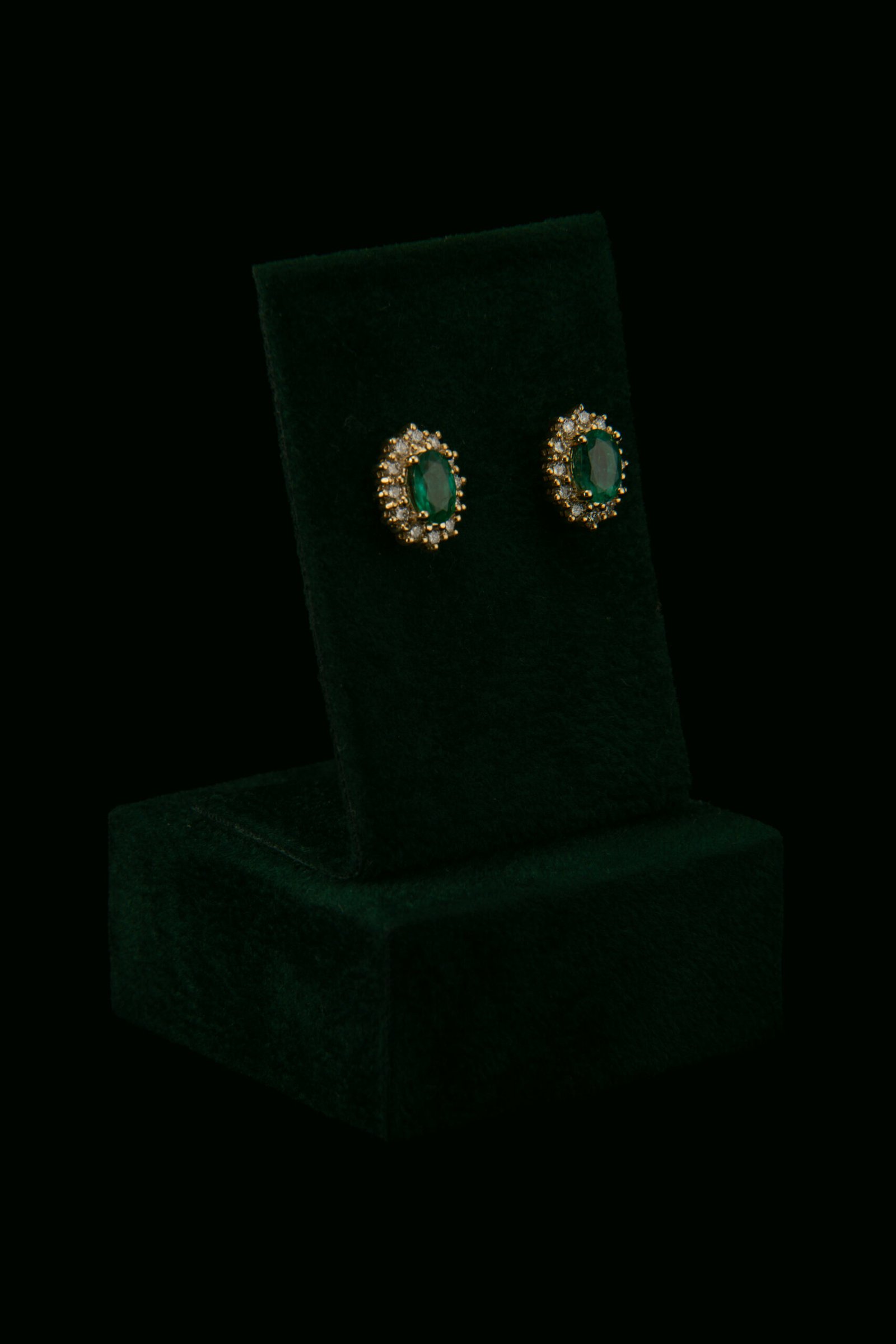 Naušnice s prirodnim dijamantima i smaragdima od 0.88 ct