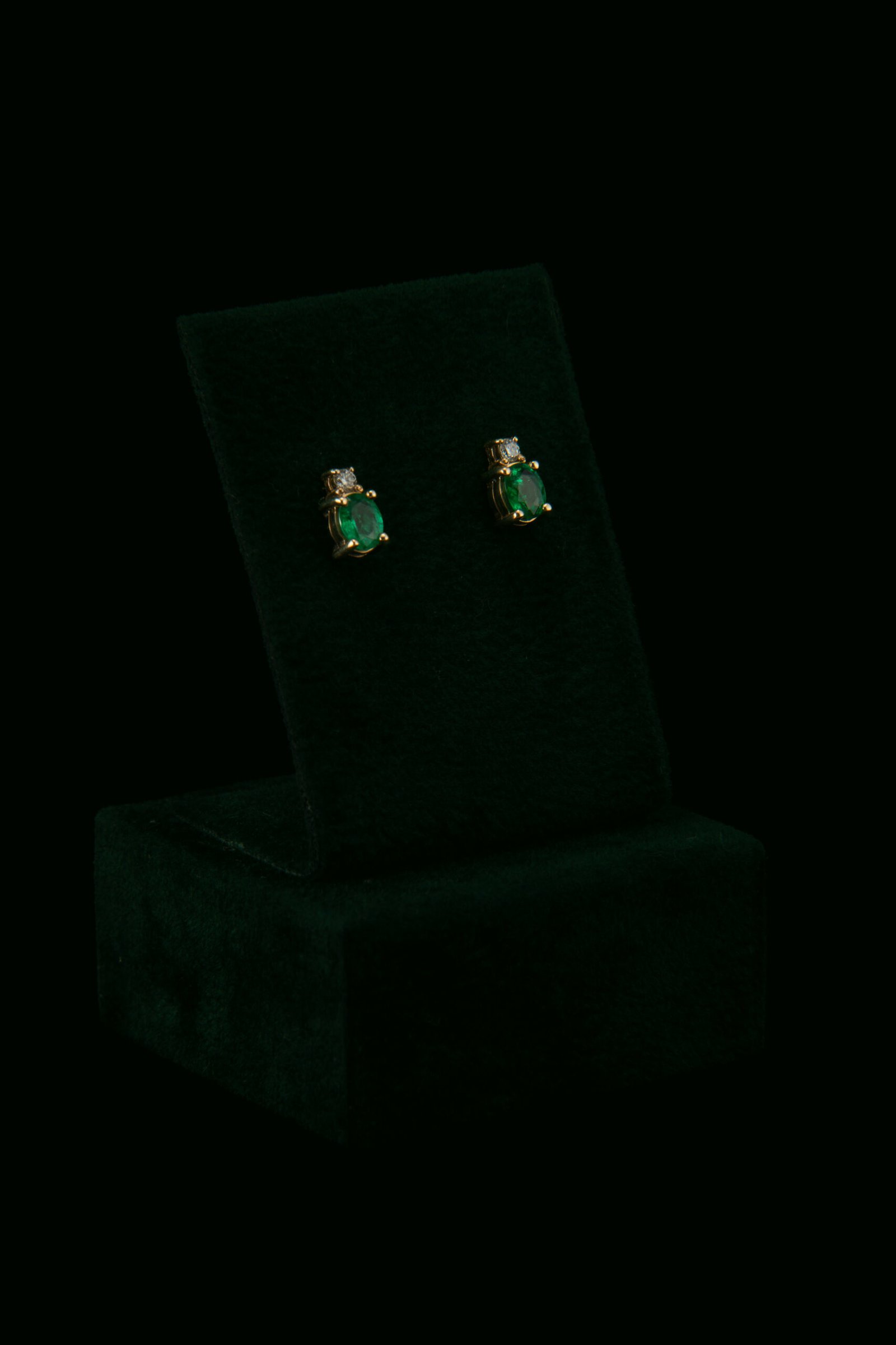 Naušnice s prirodnim dijamantima i smaragdima od 0.56 ct