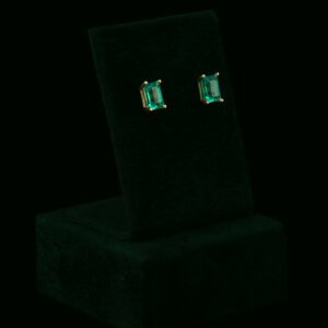 Naušnice s laboratorijskim smaragdom od 1.10 ct