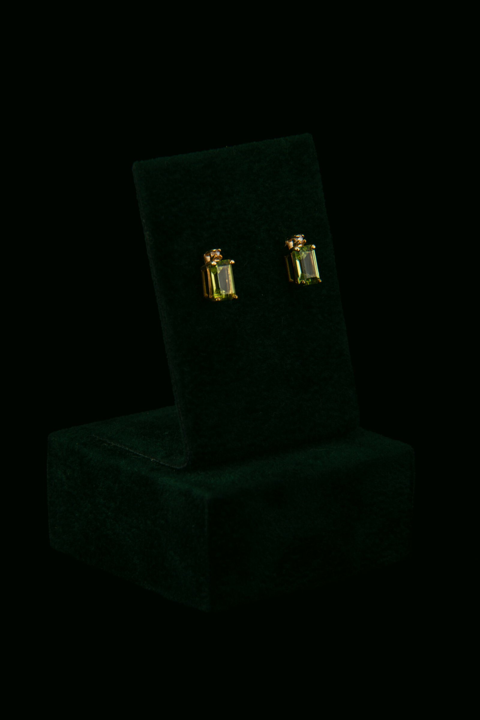 Naušnice s dijamantima i peridotom od 1.20 ct