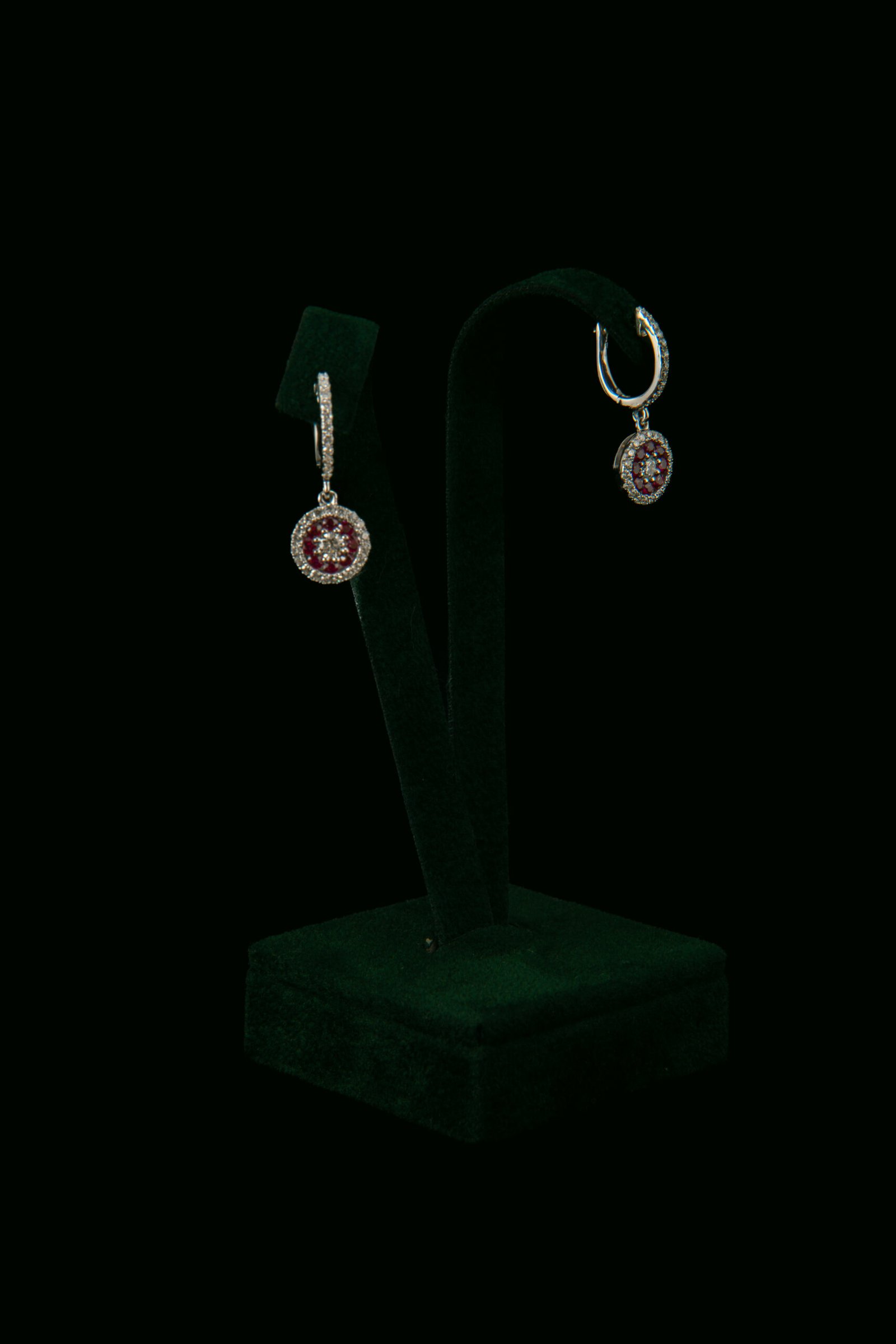 Naušnice s prirodnim dijamantima i rubinima od 0.54 ct