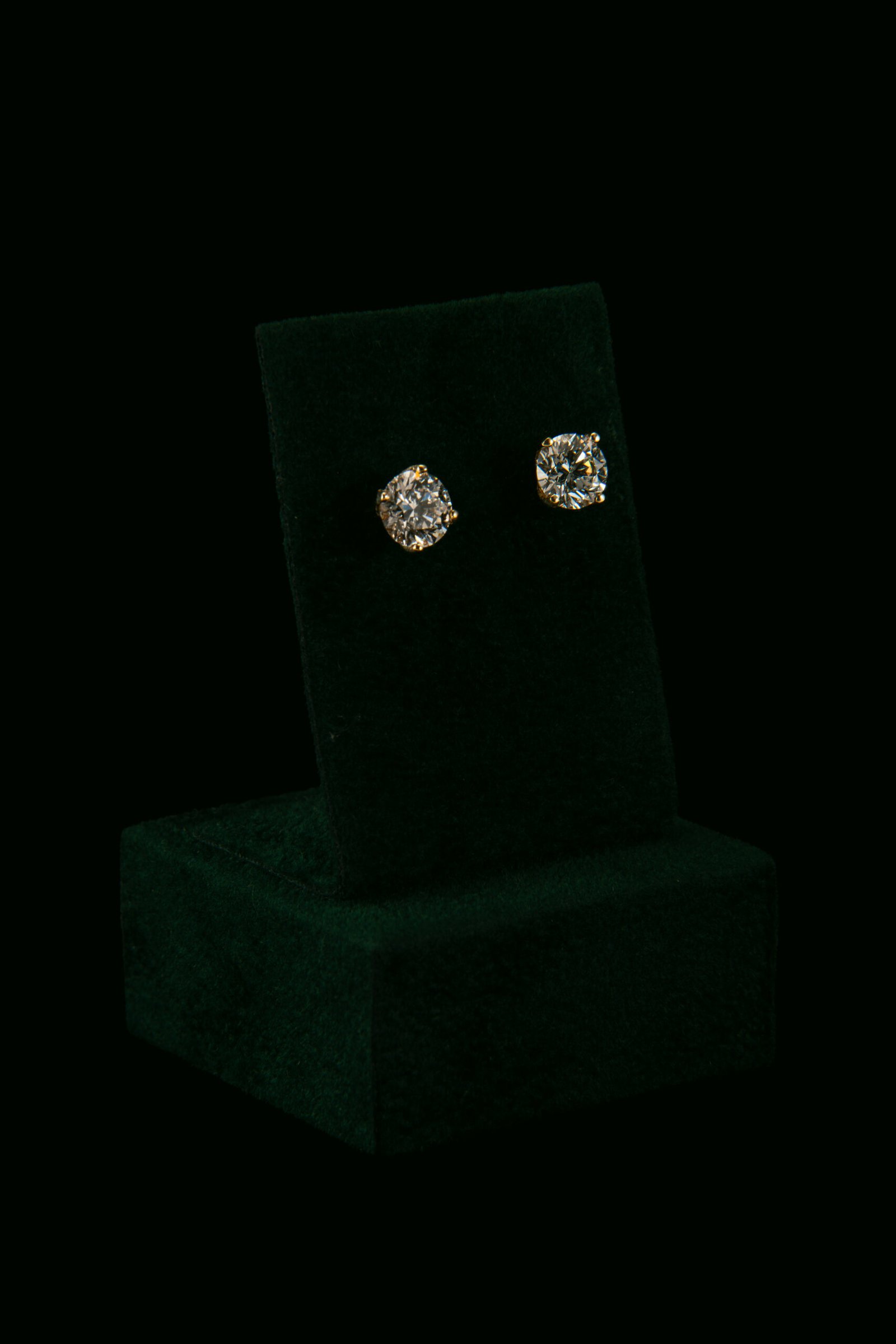 Naušnice s laboratorijskim dijamantima od 2x1.04 ct