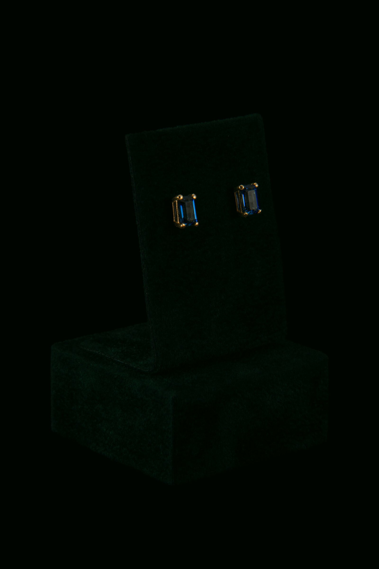 Naušnice s laboratorijskim safirima od 0.50 ct