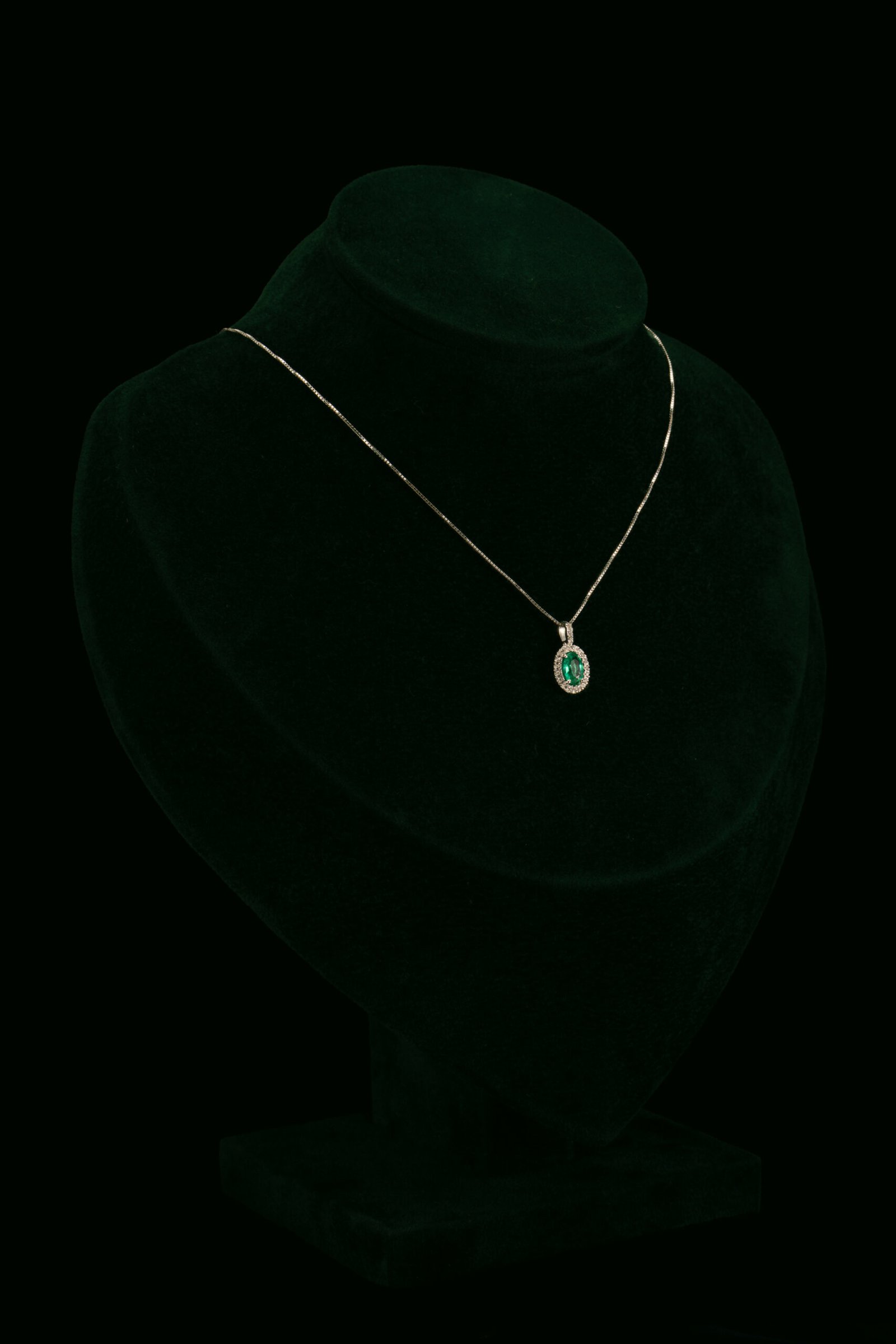 Ogrlica s prirodnim dijamantima i smaragdom od 0.38 ct