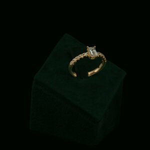 Prsten s laboratorijskim dijamantima od 0.80 ct