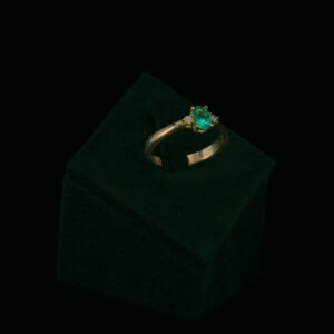 Prsten s laboratorijskim dijamantima i laboratorijskim smaragdom od 0.36 ct