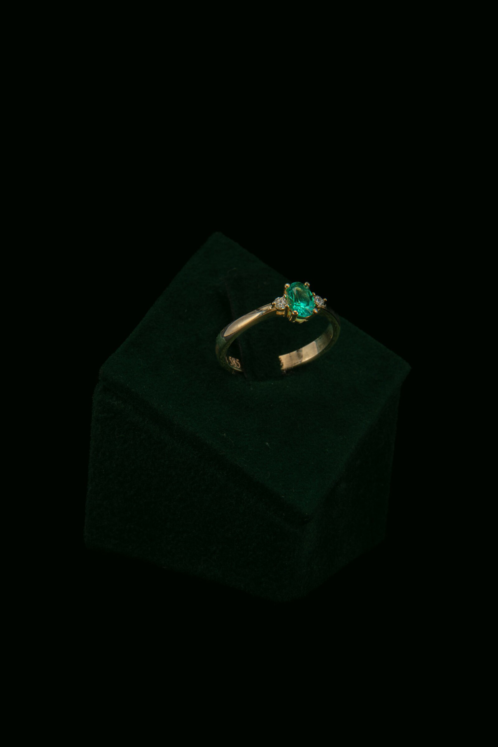 Prsten s laboratorijskim dijamantima i laboratorijskim smaragdom od 0.36 ct
