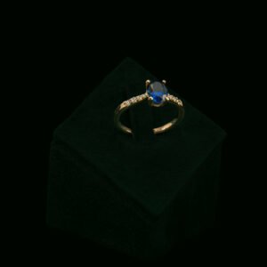 Prsten s laboratorijskim dijamantima i laboratorijskim safirom od 1.43 ct