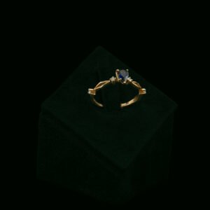 Prsten s laboratorijskim dijamantima i laboratorijskim safirom od 0.50 ct