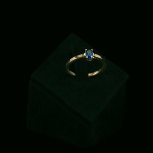 Prsten s laboratorijskim safirom od 0.70 ct
