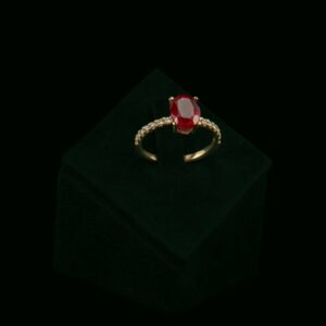 Prsten s laboratorijskim dijamantima i laboratorijskim rubinom od 3.08 ct