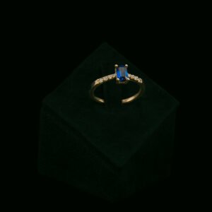 Prsten s laboratorijskim dijamantima i laboratorijskim safirom od 0.74 ct