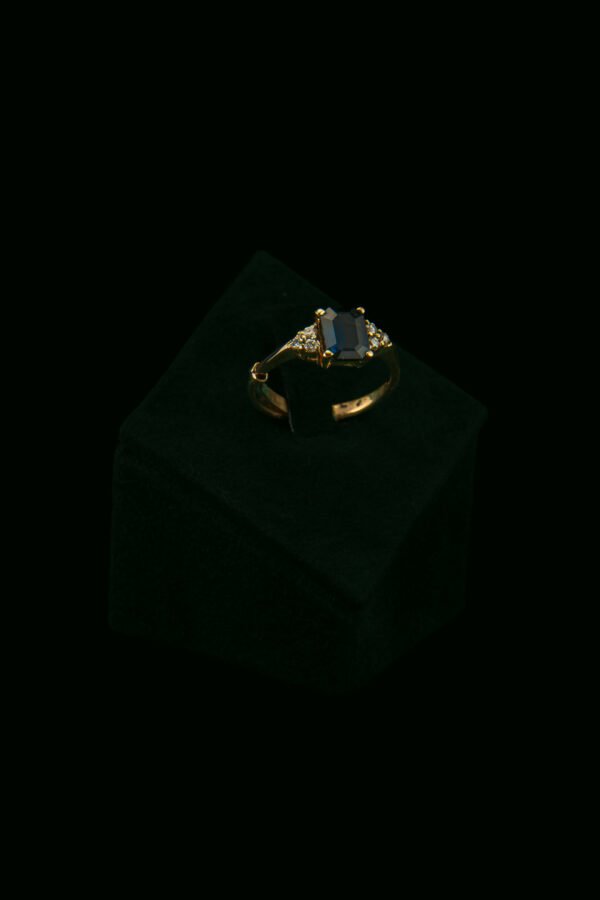 Prsten s prirodnim dijamantima i safirom od 2.00 ct