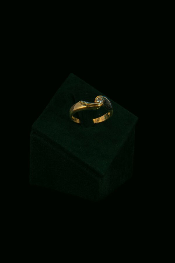 Prsten s prirodnim dijamantom od 0.08 ct