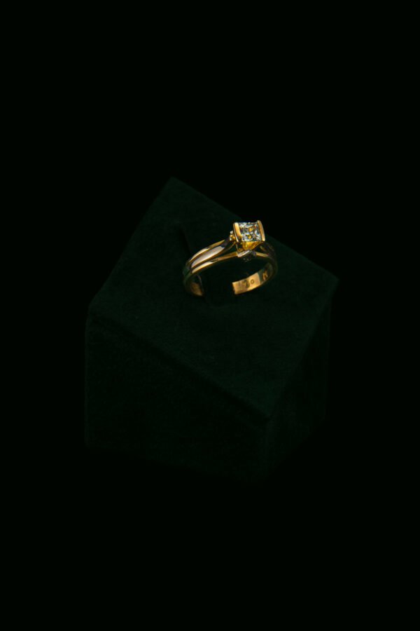 Prsten s prirodnim dijamantima od 0.51 ct