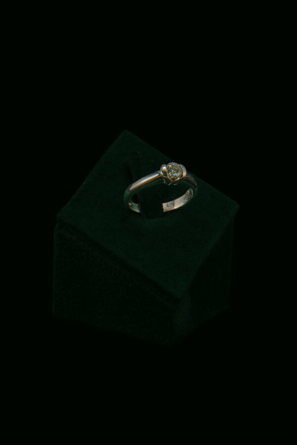 Prsten s prirodnim dijamantom od 0.31 ct