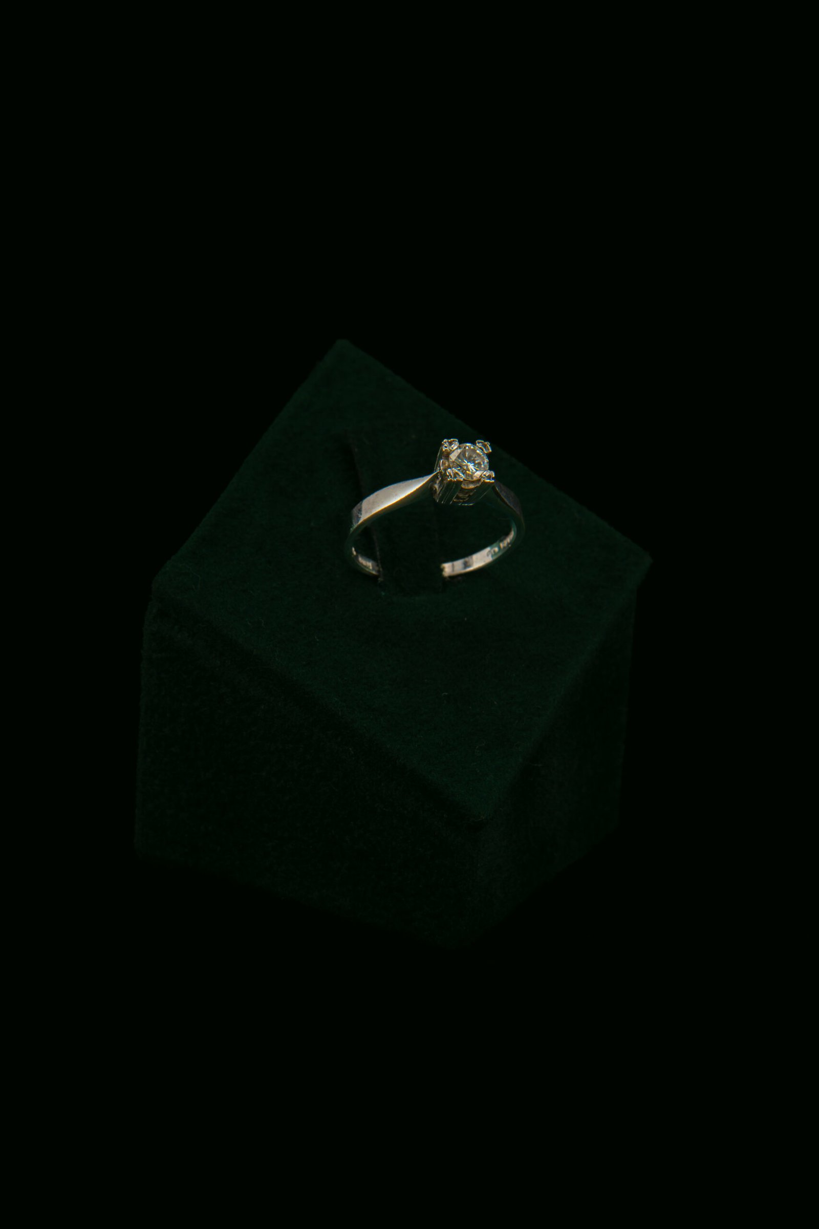 Prsten s prirodnim dijamantom od 0.21 ct
