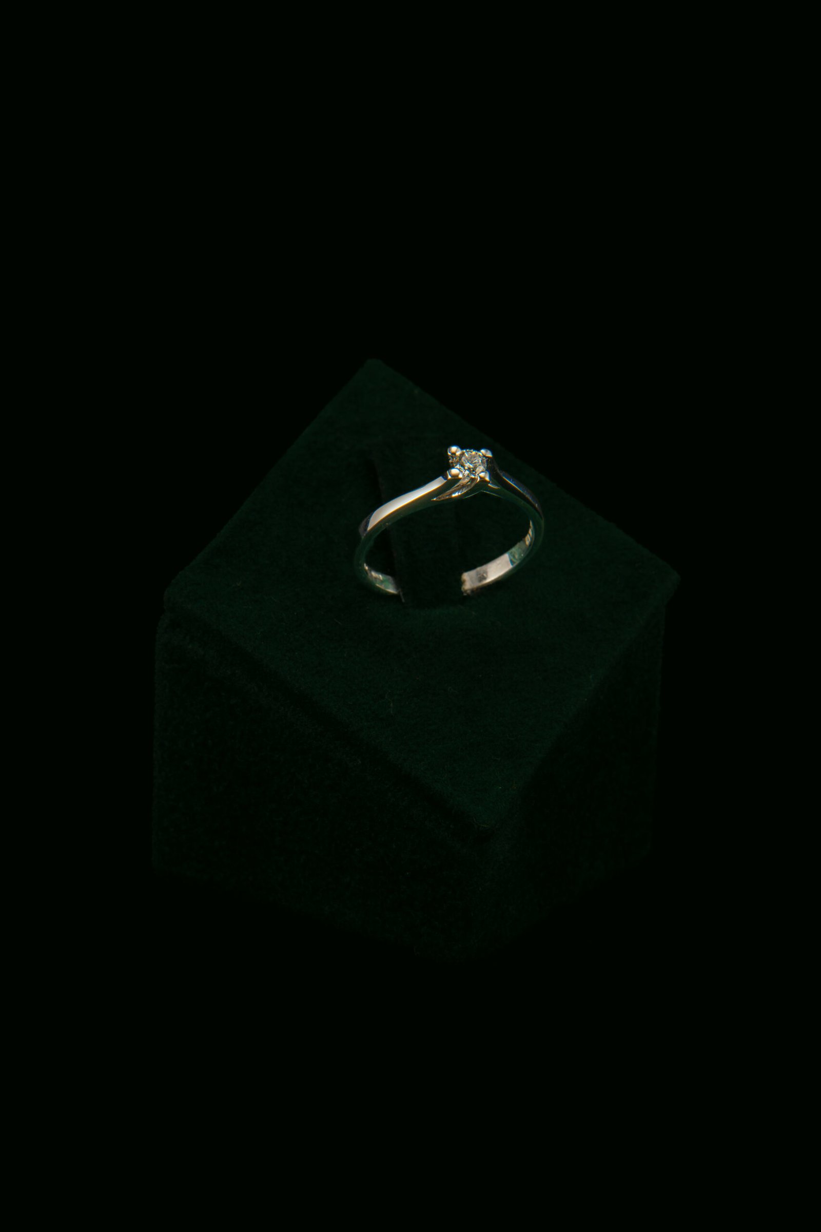Zaručnički prsten s prirodnim dijamantom od 0.12 ct